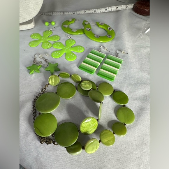 Funky lime green necklaces and earrings - Picture 8 of 9